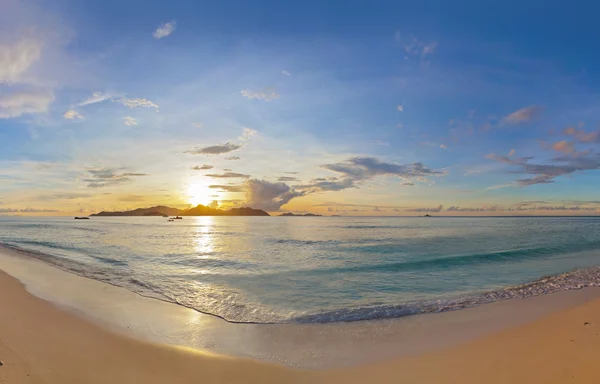 Naplemente a tropical beach - Seychelle-szigetek — Stock Fotó