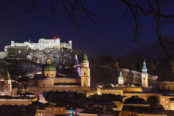 Salzburg ve kale Hohensalzburg geceleri - Avusturya — Stok fotoğraf