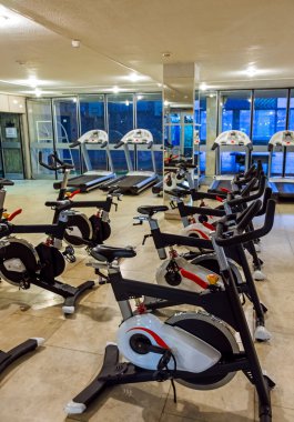 Spor salonunda fitness kulübü