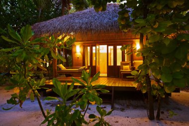 strand bungalow bij zonsondergang - Maldiven