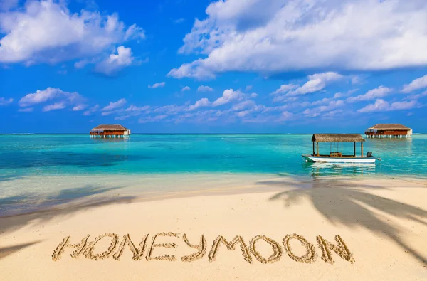 Palabra Luna de miel en la playa — Foto de Stock