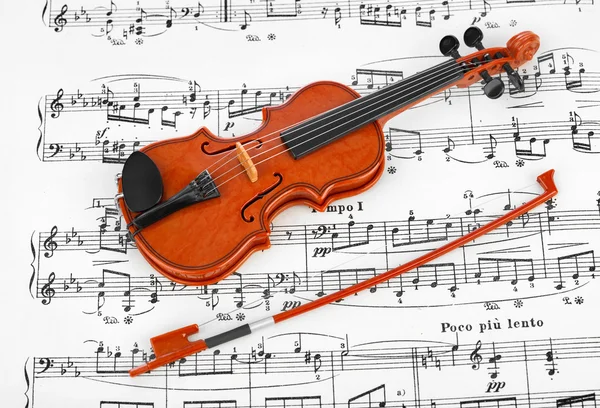 Violino de brinquedo e folha de música — Fotografia de Stock