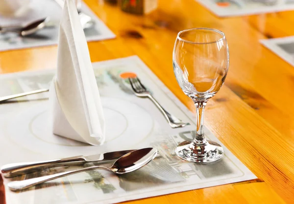 Glasse και πιάτο στο τραπέζι στο εστιατόριο — Φωτογραφία Αρχείου