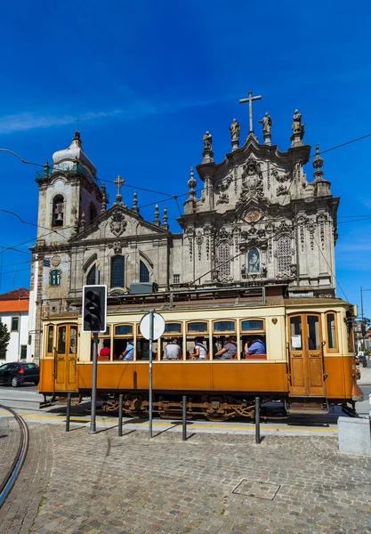 Eléctrico no Porto cidade velha em Portugal — Fotografia de Stock