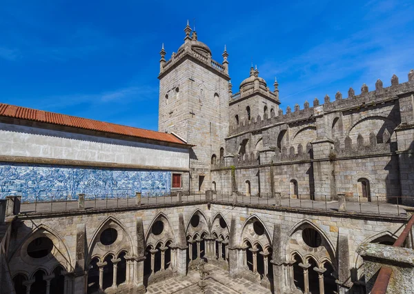 Katedrála ve staré části města Porto - Portugalsko — Stock fotografie