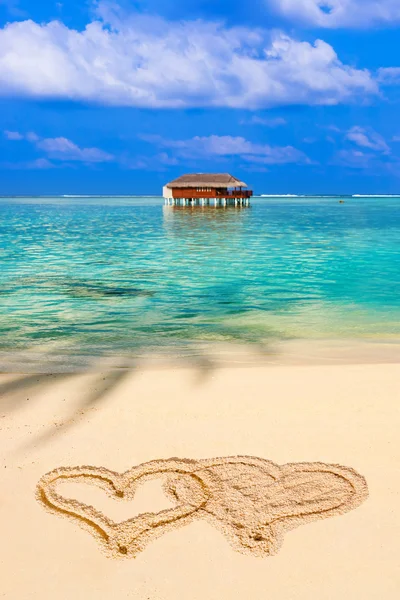 Desenho de corações conectados na praia — Fotografia de Stock