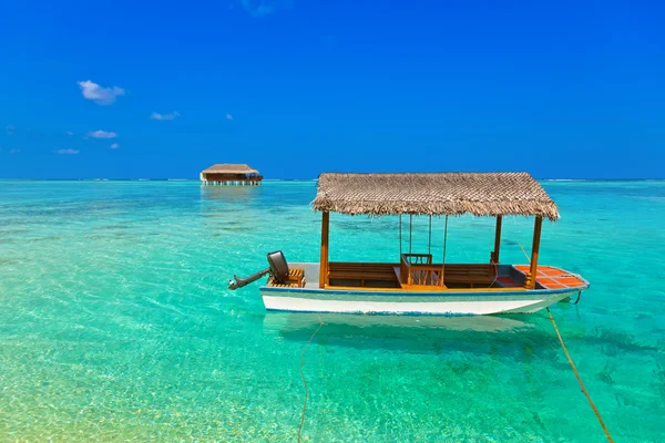 Boat and bungalow on Maldives island — Stock Photo, Image