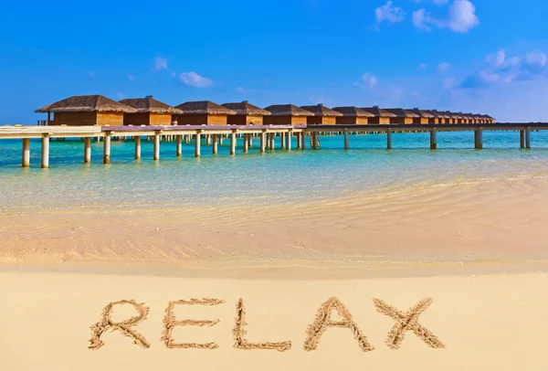 Slovo relaxovat na pláži — Stock fotografie