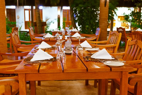 Glazen en borden op tafel in restaurant — Stockfoto