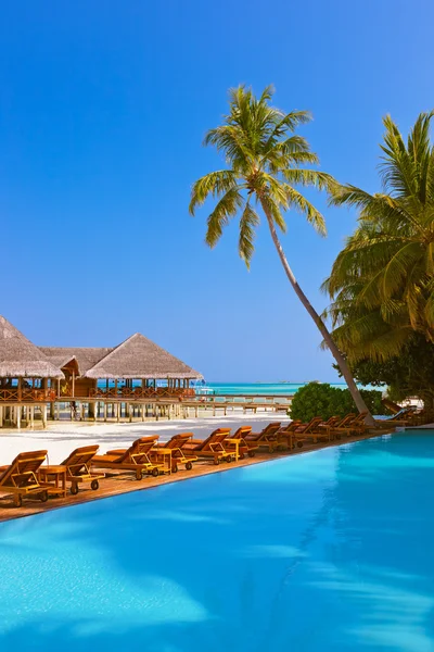 Pool and cafe on Maldives beach — Stock Photo, Image