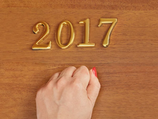 Ruka a čísla 2017 na dveře - novoroční pozadí — Stock fotografie
