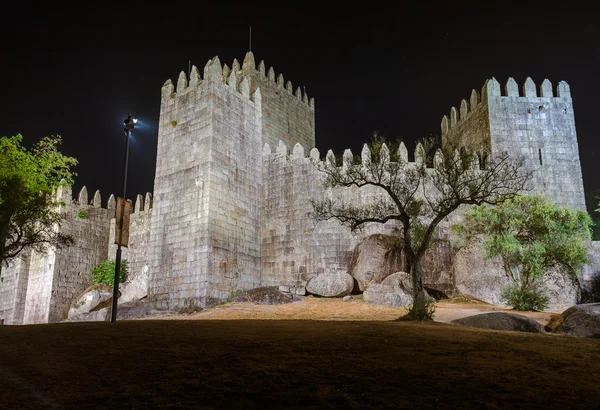 ギマラエス - ポルトガルの町の城 — ストック写真