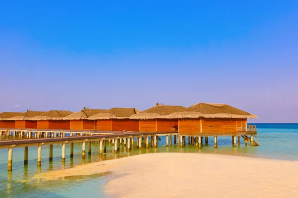 Bungalows na ilha tropical das Maldivas — Fotografia de Stock