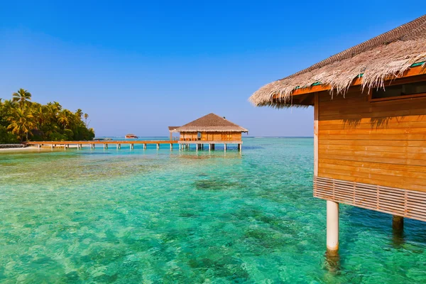 Bungalows on tropical Maldives island — Stock Photo, Image