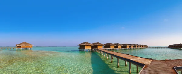 Bungalows en isla tropical de Maldivas — Foto de Stock