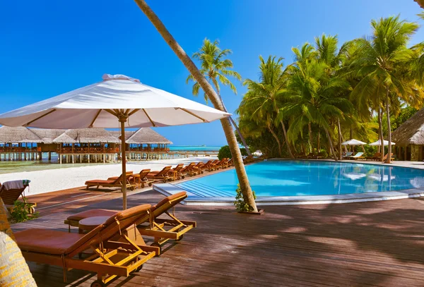 Pool och café på Maldiverna strand — Stockfoto