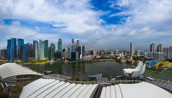 SINGAPORE - APRIL 15: Singapore city skyline and Marina Bay on A — Stock Photo, Image