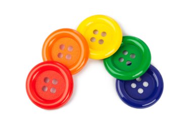 Beyaz arka plan üzerinde izole çok renkli düğmeler