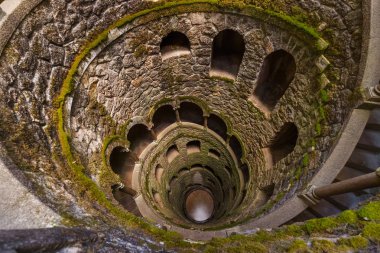 Başlangıç Kuyusu Quinta da Regaleira 'da Sintra Portekiz