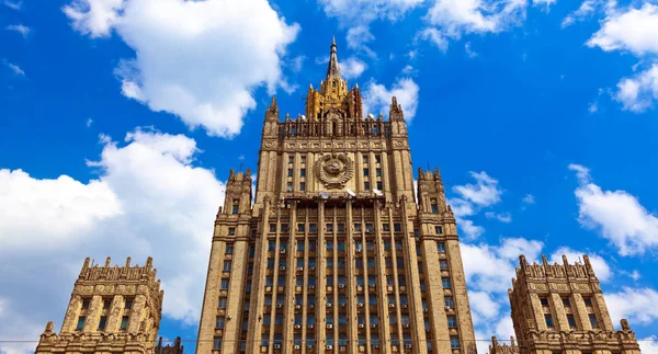 El famoso rascacielos de Stalin Ministerio de Asuntos Exteriores de Rusia — Foto de Stock