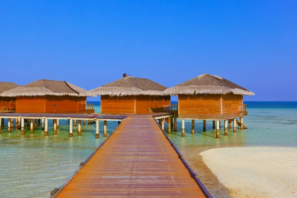 Bungalows en isla tropical de Maldivas — Foto de Stock