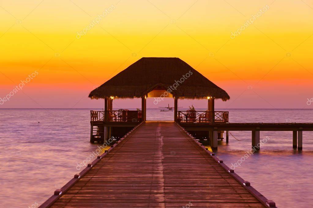 Café De Leau Au Coucher Du Soleil Maldives Photographie