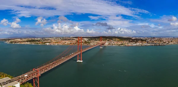 Lisboa e Ponte 25 de Abril - Portugal — Fotografia de Stock