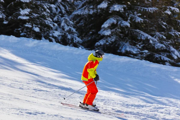 Skidåkare på bergen ski resort bad gastein - Österrike — Stockfoto