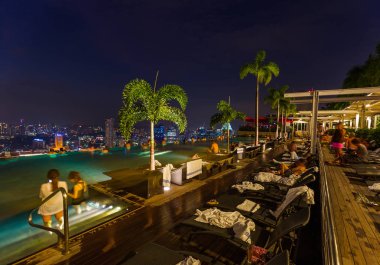 Havuzu çatı ve Singapur şehir manzarası