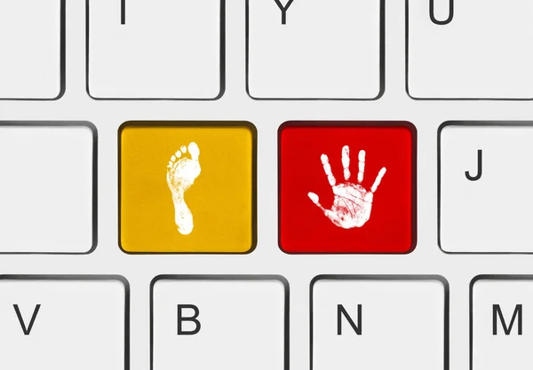 Ausdruck von Hand und Fuß auf Computertasten — Stockfoto