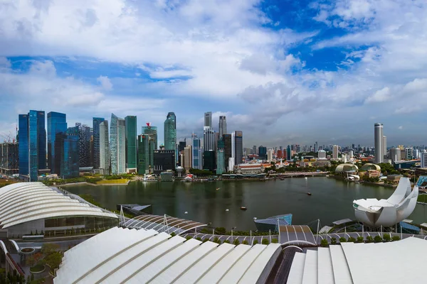 CINGAPURA - 15 DE ABRIL: skyline da cidade de Singapura e Marina Bay em A — Fotografia de Stock