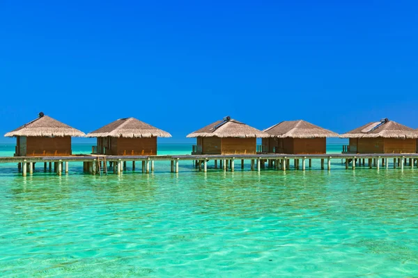 Bungalows na ilha tropical das Maldivas — Fotografia de Stock