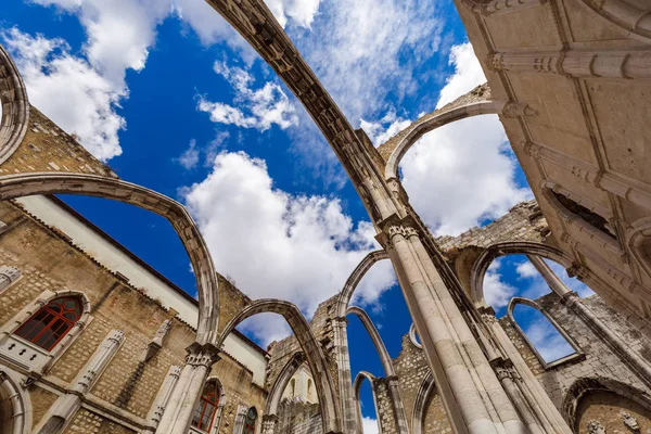 Az elpusztult Carmo-templom - Lisszabon Portugália romjai — Stock Fotó