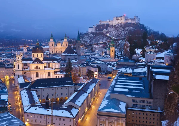 Staden och slottet hohensalzburg vid solnedgången — Stockfoto