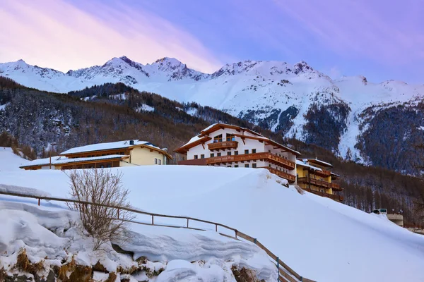 Vuoret hiihtokeskus Solden Itävalta auringonlaskun aikaan — kuvapankkivalokuva