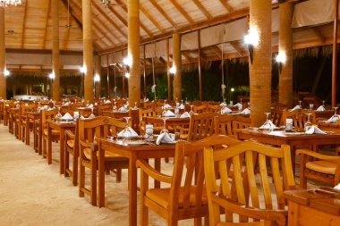 Bardaklar ve tabaklar restoranda masada.