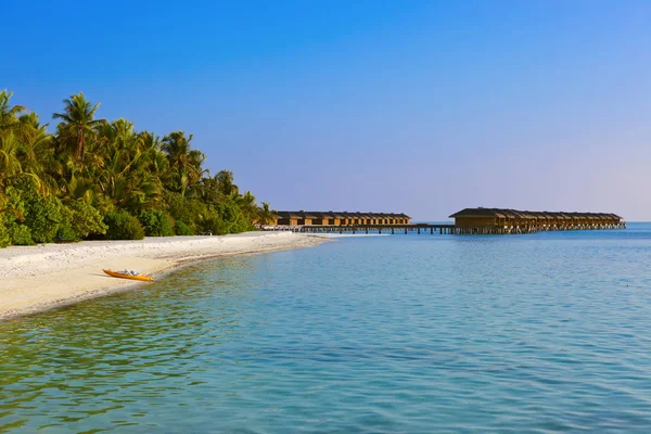 Ύδατα bungalows με τροπικό νησί Μαλδίβες — Φωτογραφία Αρχείου