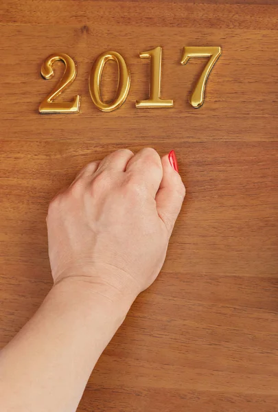 Ruka a čísla 2017 na dveře - novoroční pozadí — Stock fotografie