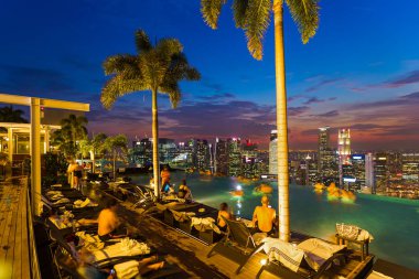 Havuzu çatı ve Singapur şehir manzarası