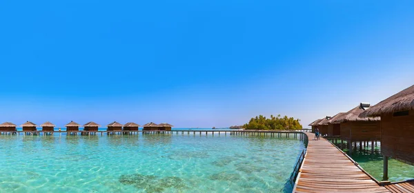 Bungalovy na ostrově tropických Malediv — Stock fotografie