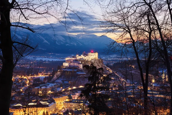 Salzbourg et le château Hohensalzburg au coucher du soleil - Autriche — Photo