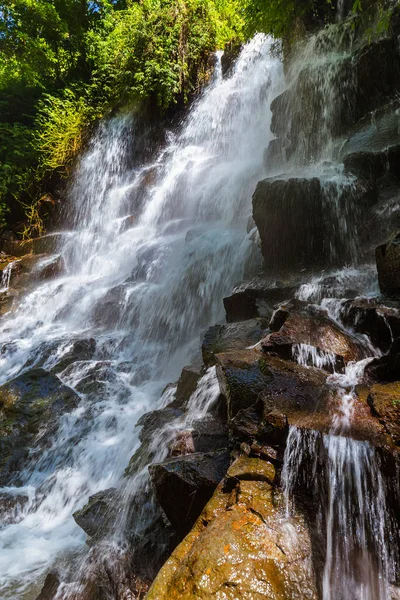 バリ島インドネシアの関東ランポ滝 — ストック写真
