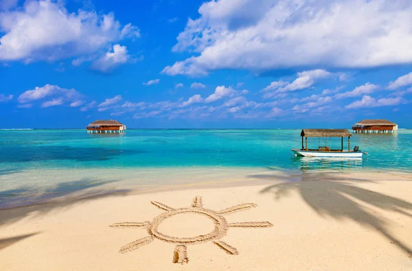 Drawing sun on beach — Stock Photo, Image