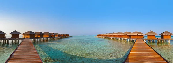 熱帯モルディブ島のバンガロー — ストック写真