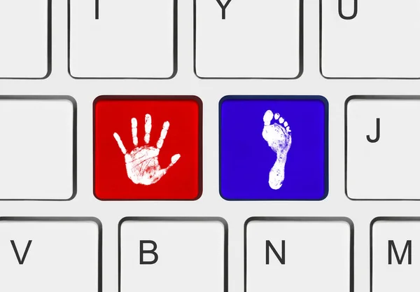 コンピューター キーの手と足のプリント アウト — ストック写真