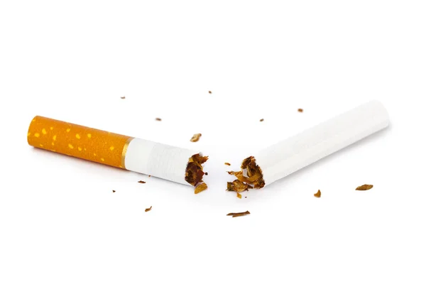 Разбитая сигарета на белом фоне — стоковое фото