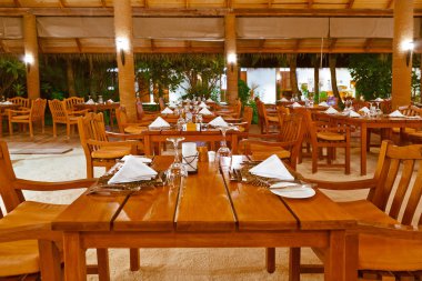 Bardaklar ve tabaklar restoranda masada.