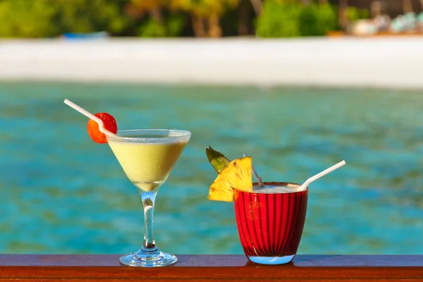 马尔代夫海滩上的水果鸡尾酒 — 图库照片