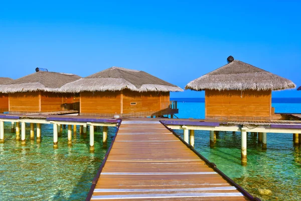 Bungalows sur les Maldives tropicales île — Photo