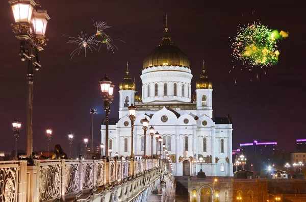 Vuurwerk op kathedraal van Christus de Verlosser in Moskou — Stockfoto